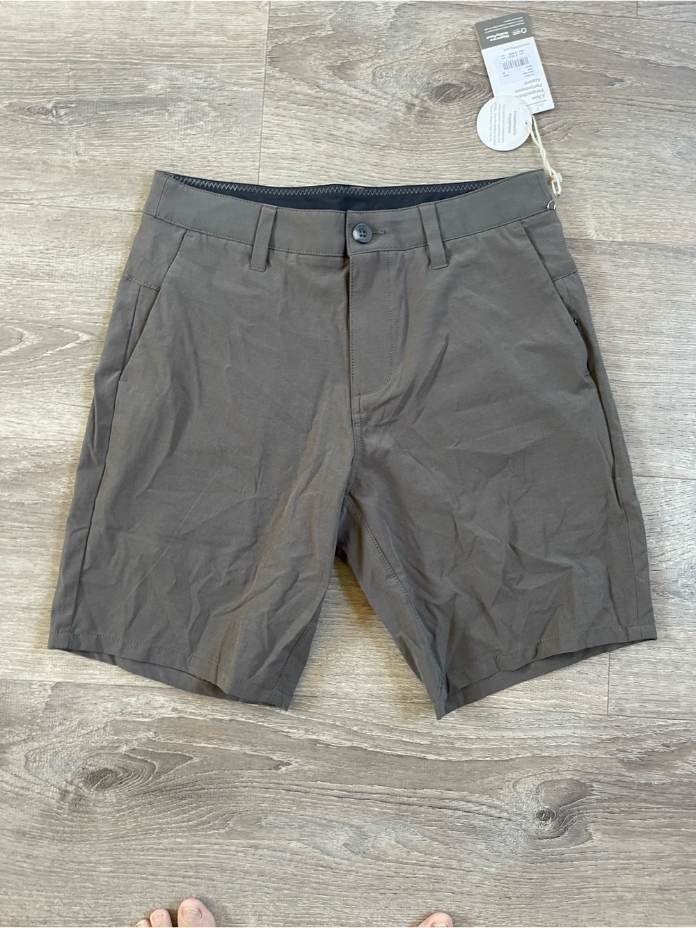 VUORI Aim Lightweight Short Men's Size 28 Warm Grey nwts